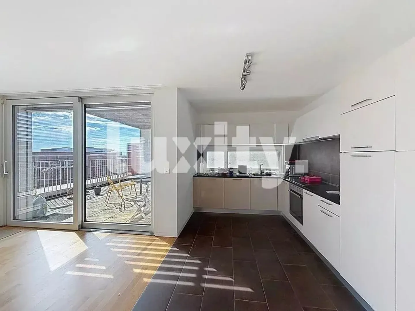 GLAND – BEL APPARTAMENTO 3,5 STANZE ALL'ULTIMO PIANO CON GRANDE BALCONE - Foto 2 di 5