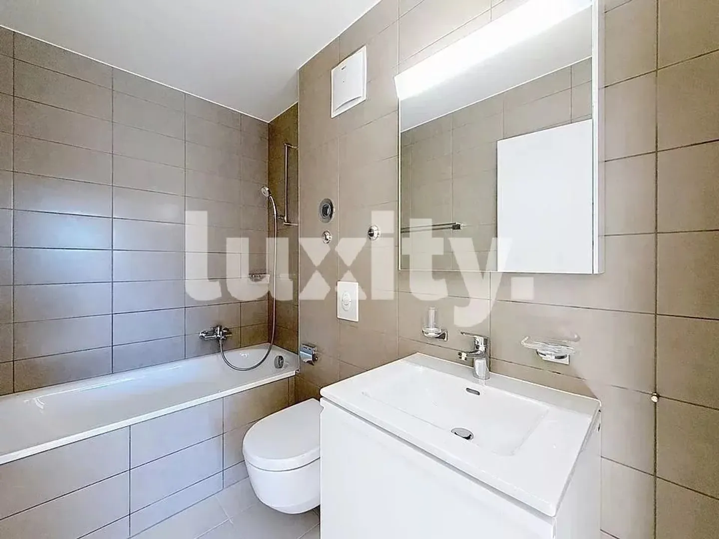 For rent in Crassier, superb 4.5-room apartment completely renovated in 2025. - Photo 7 of 8