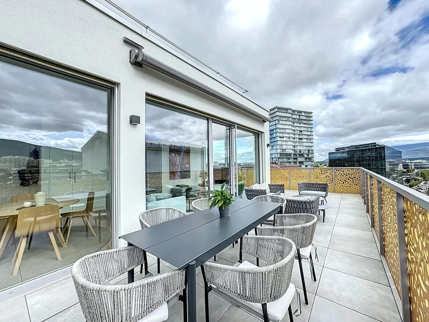 Bell'appartamento con grande rooftop arredato - Foto 3 di 5