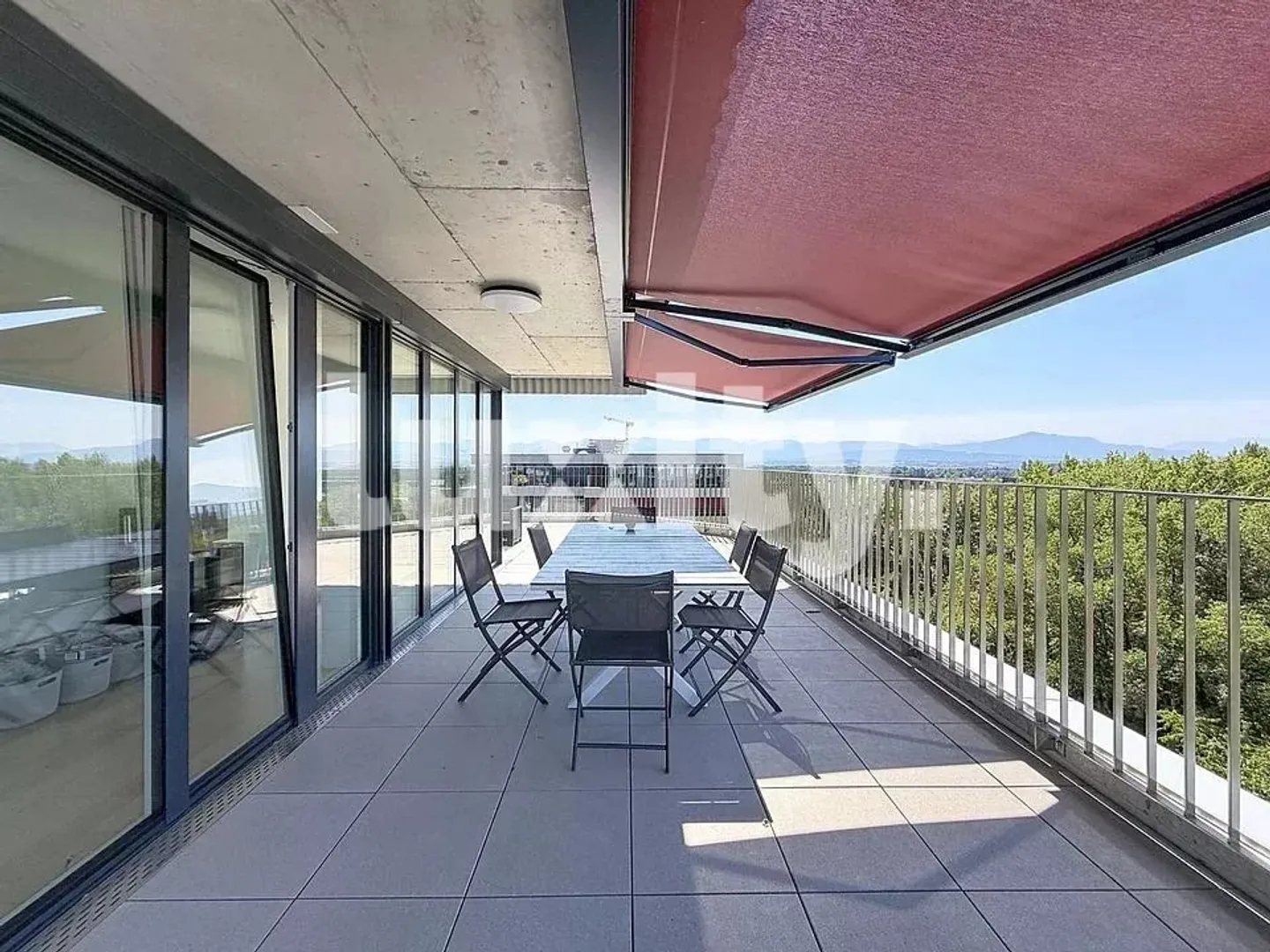 Appartement de luxe avec terrasse - Photo 4 sur 8