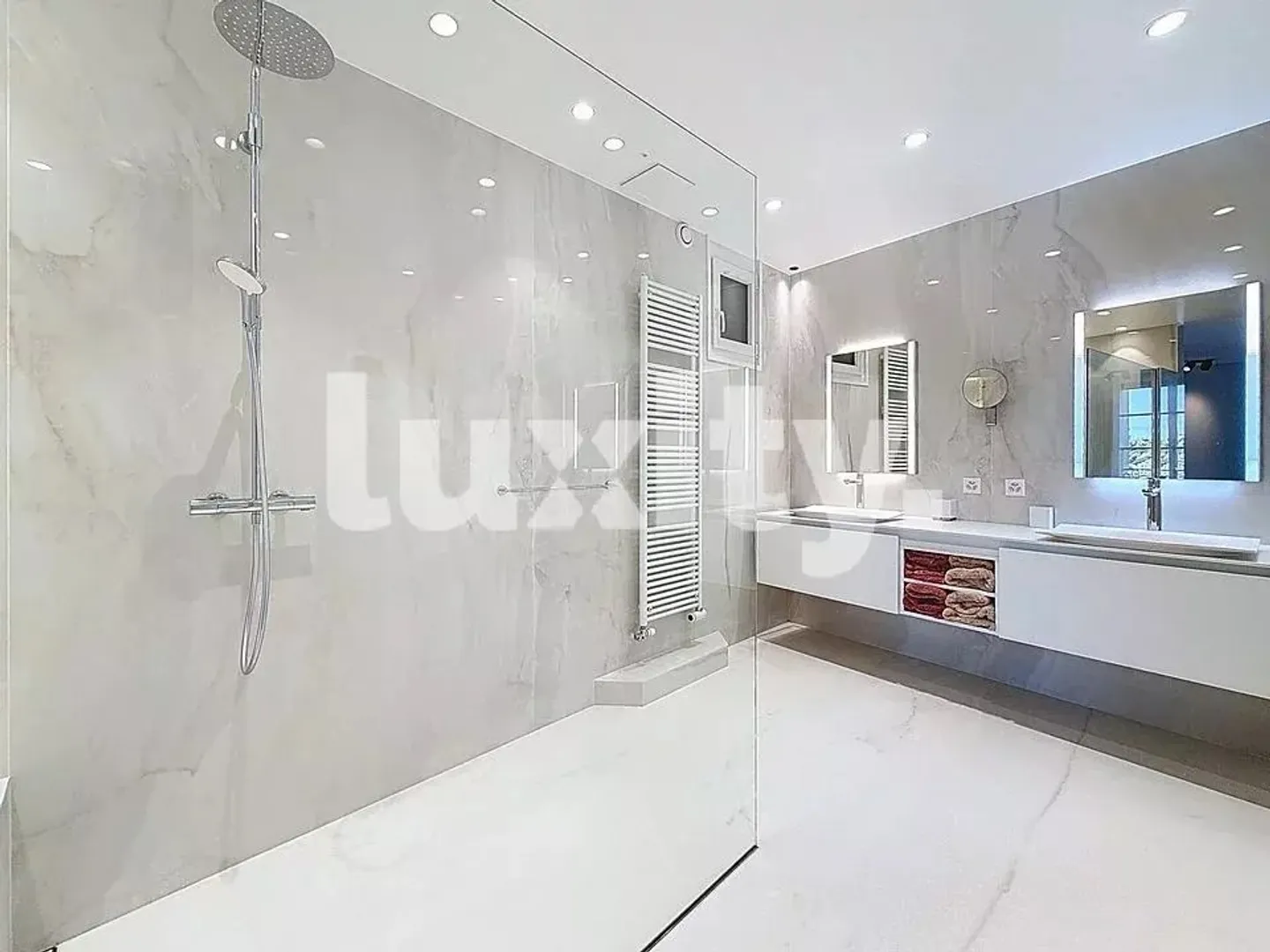 High-end furnished apartment - Photo 4 of 4