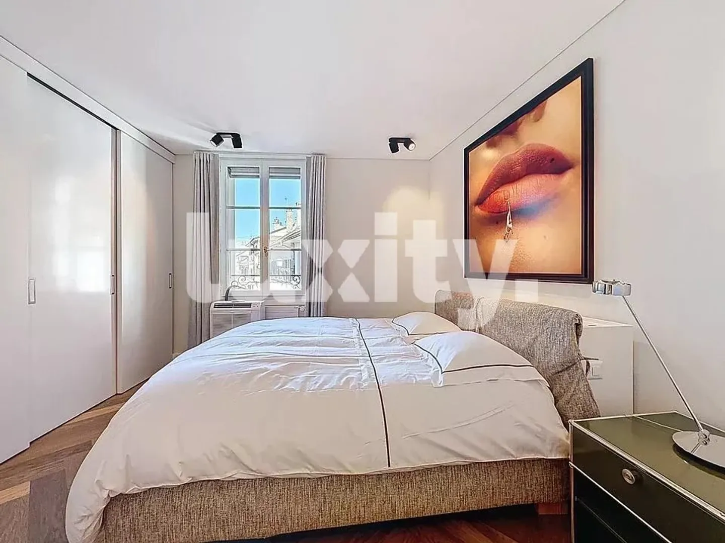 High-end furnished apartment - Photo 3 of 4