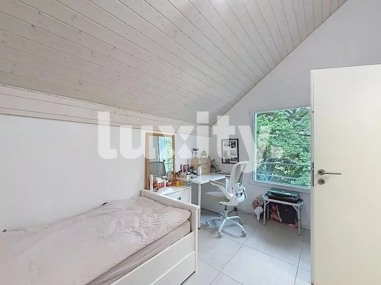 Contemporary Semi-Detached Villa - Photo 7 of 8
