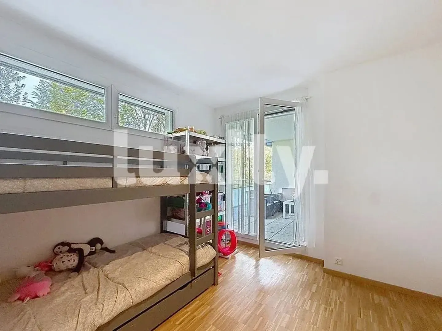 VERSOIX – SUPERB FURNISHED 4-ROOM APARTMENT OF 80 M², BRIGHT AND QUIET, 5 MINUTES FROM THE TRAIN STATION! - Photo 4 of 8