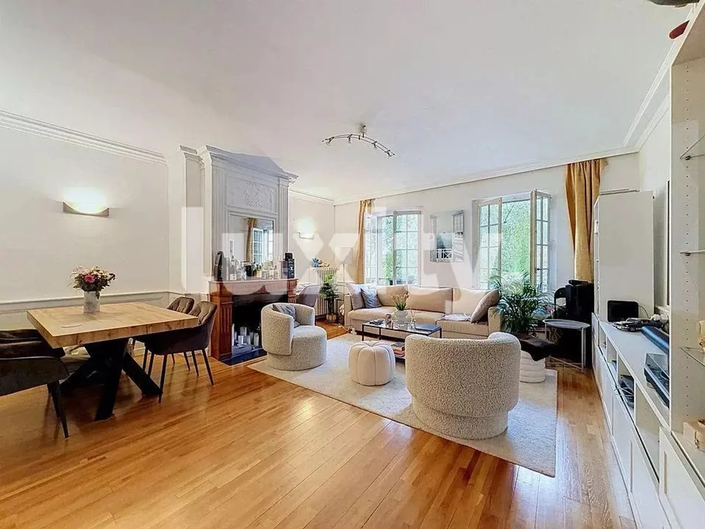 Superbe appartement place du bourg de four - Photo 1 of 2