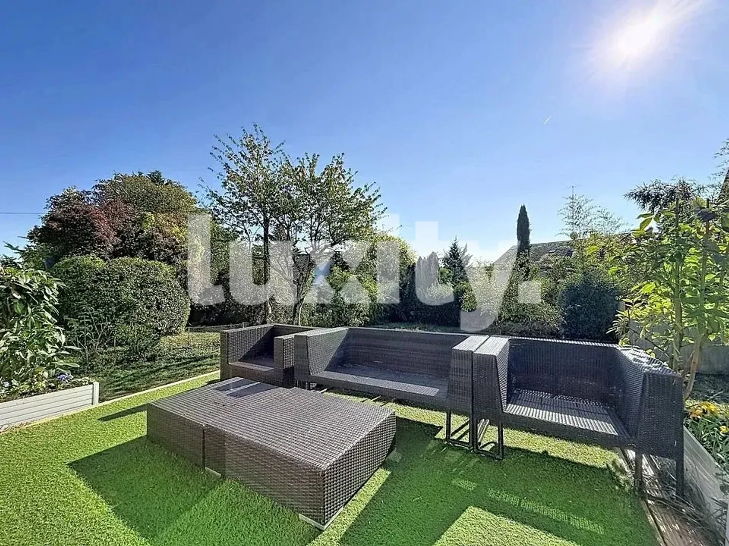 Maison familiale avec jardin - Photo 2 sur 8