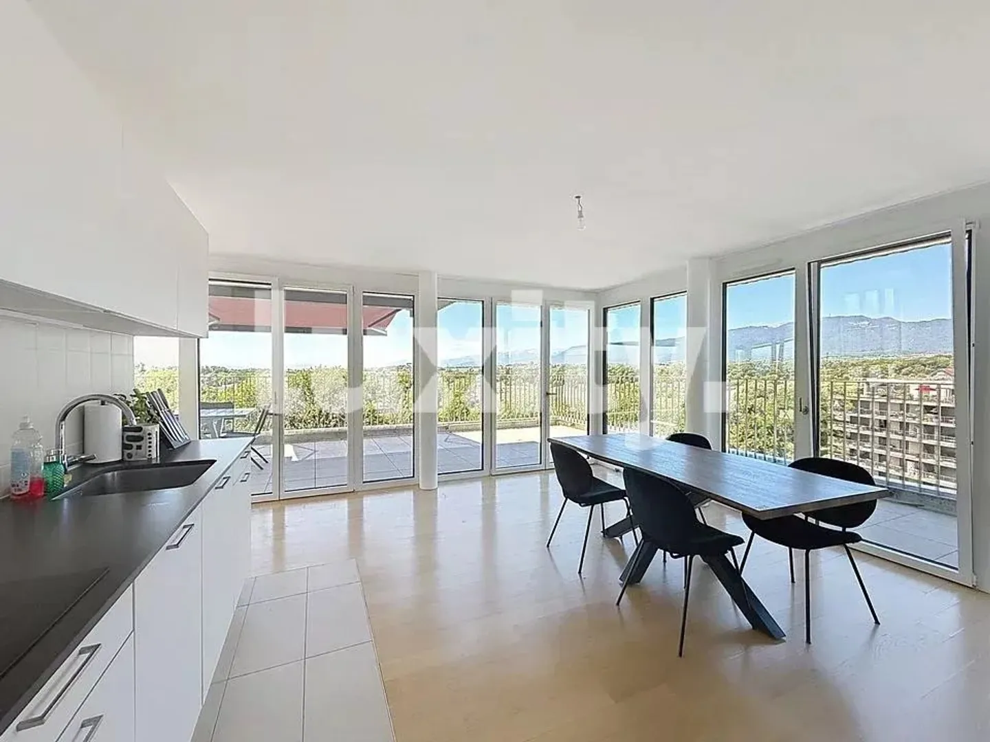 Appartement de luxe avec terrasse - Photo 2 sur 8