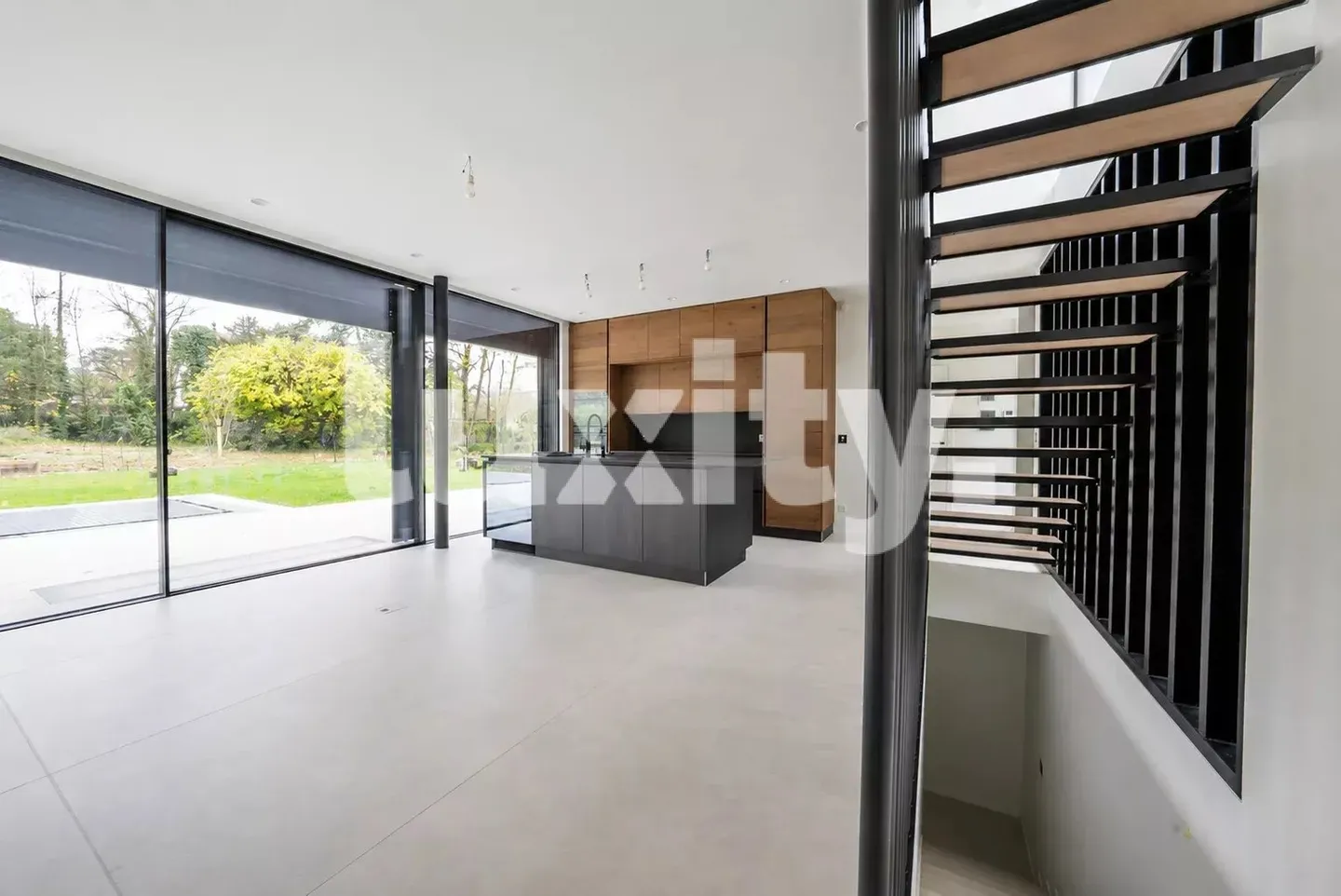 Zeitgenössisches Haus mit Pool - Foto 2 von 3