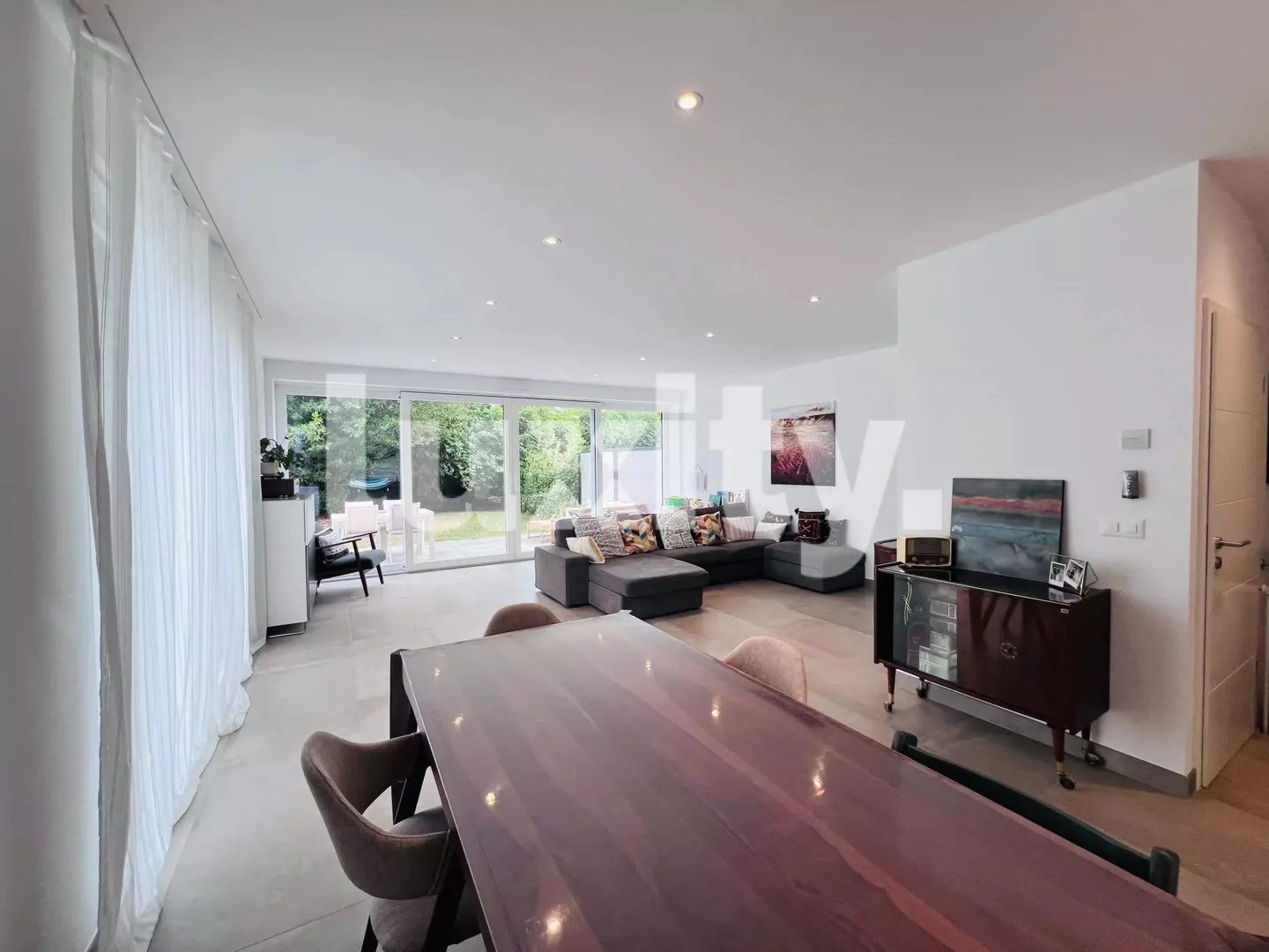 Maison familiale contemporaine avec grand jardin - Photo 2 sur 3