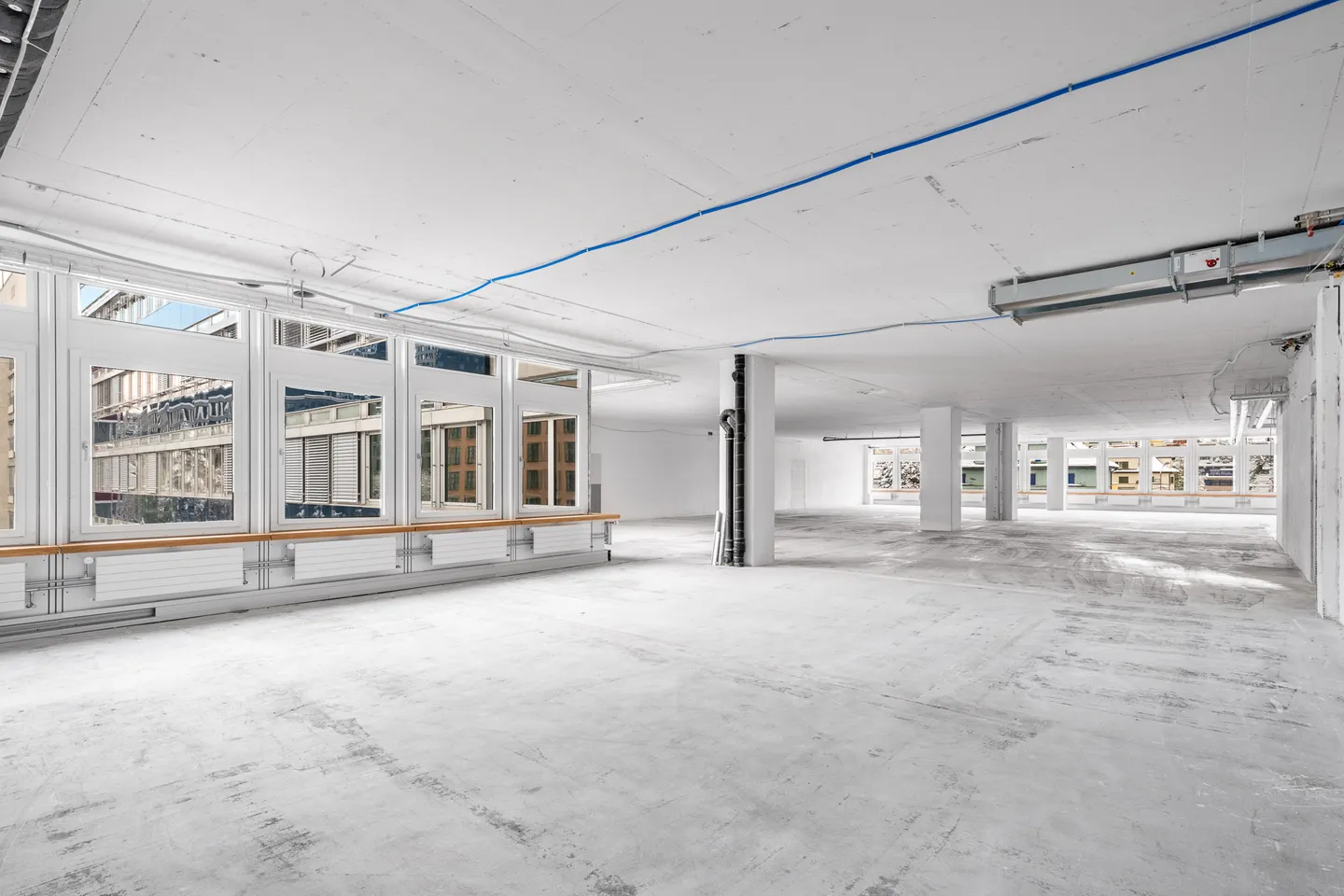 Bright and spacious commercial/office space in a central location - Photo 3 of 13