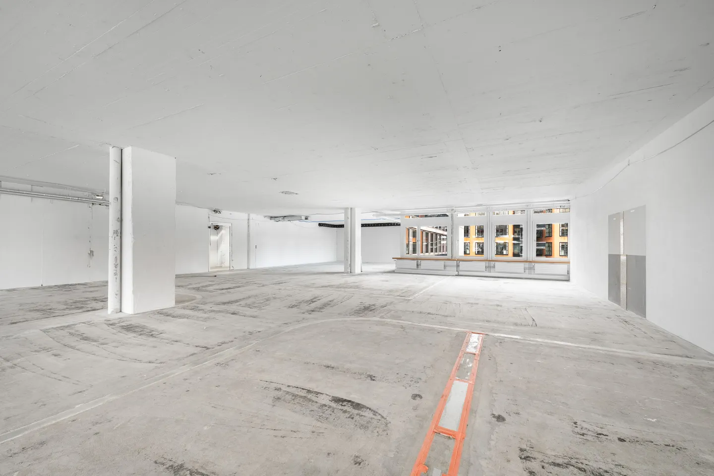 Bright and spacious commercial/office space in a central location - Photo 5 of 13