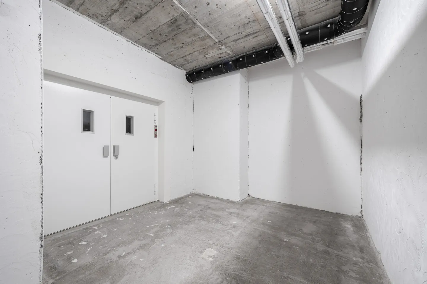 Bright and spacious commercial/office space in a central location - Photo 7 of 13