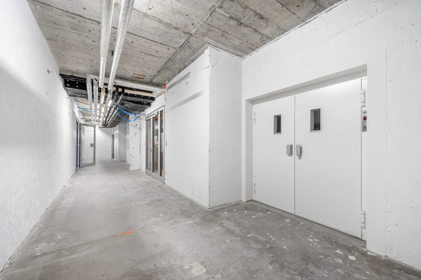 Bright and spacious commercial/office space in a central location - Photo 8 of 13