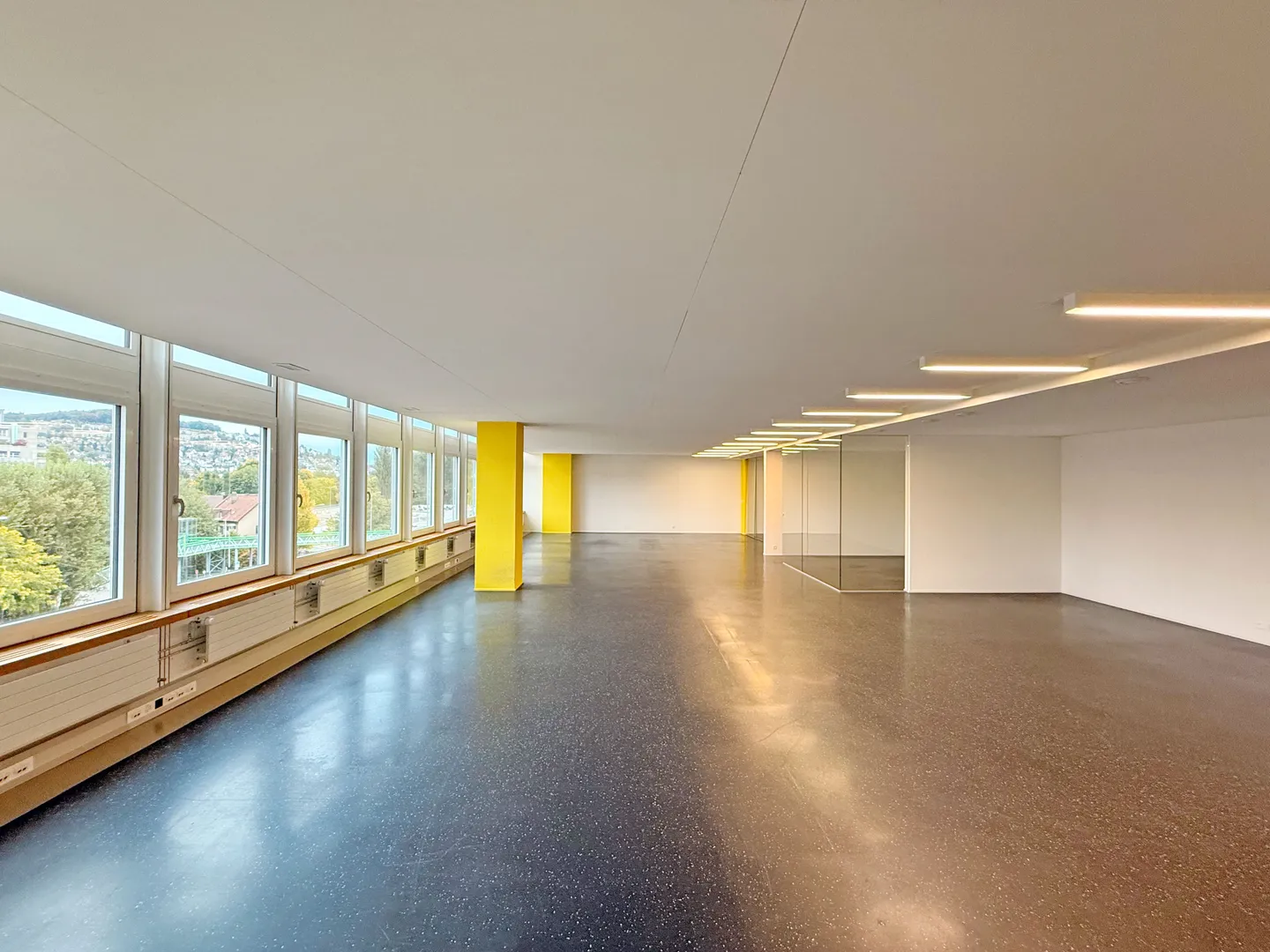 Bright and spacious office space in a central location - Photo 2 of 13