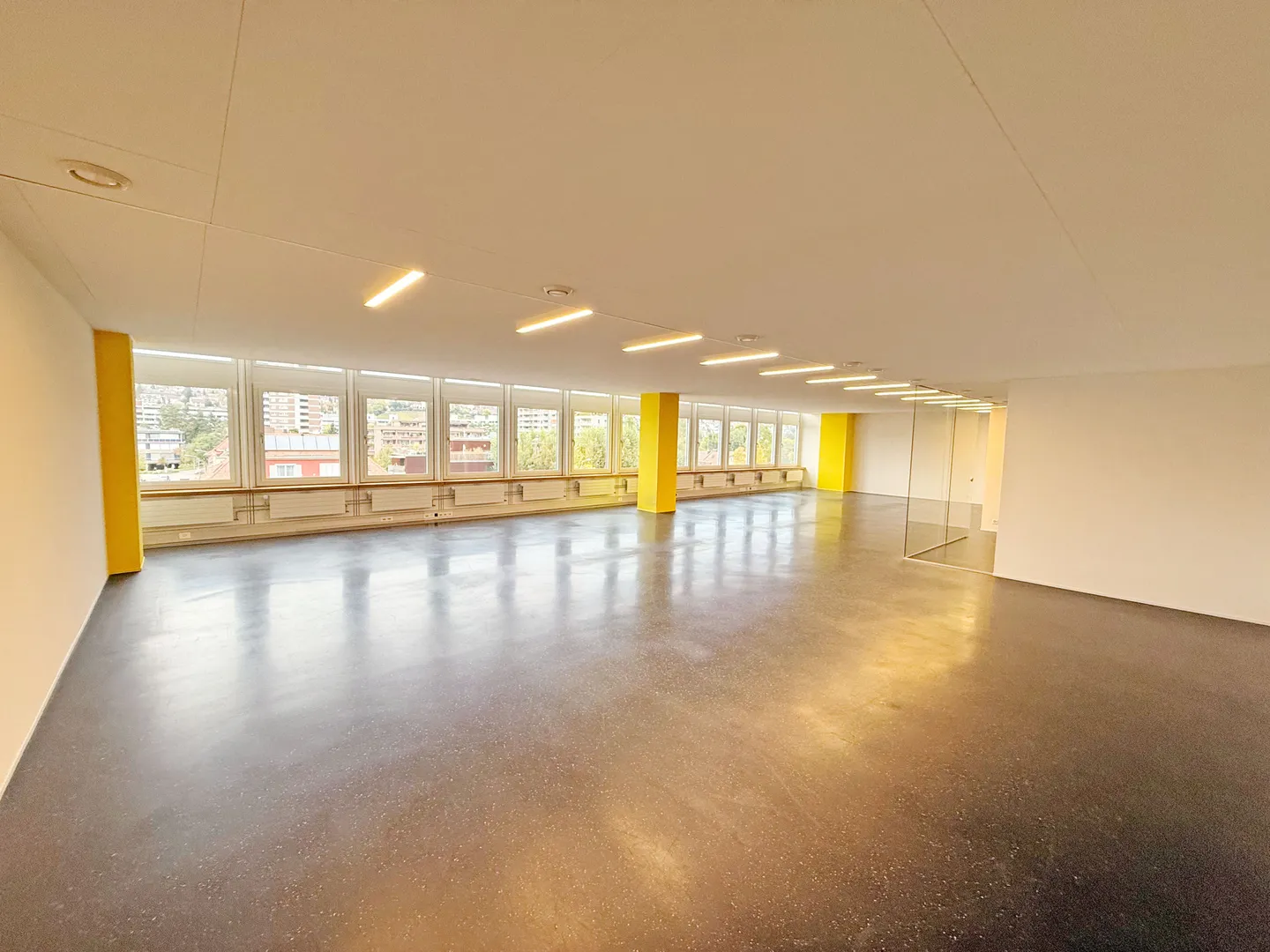 Bright and spacious office space in a central location - Photo 3 of 13