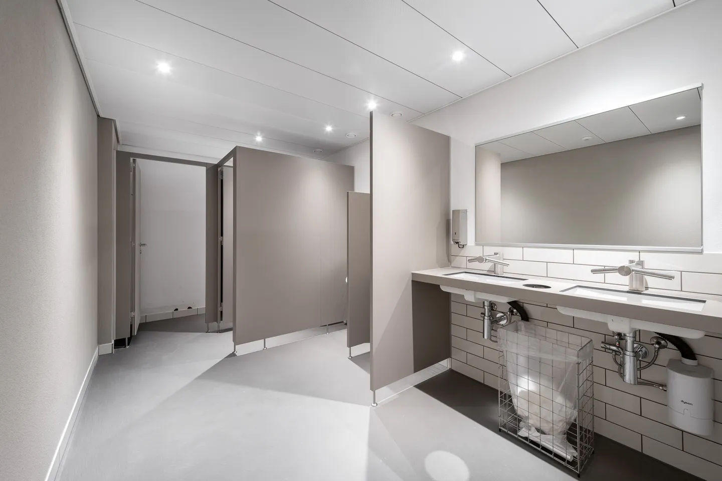 Bright and spacious office space in a central location - Photo 12 of 13