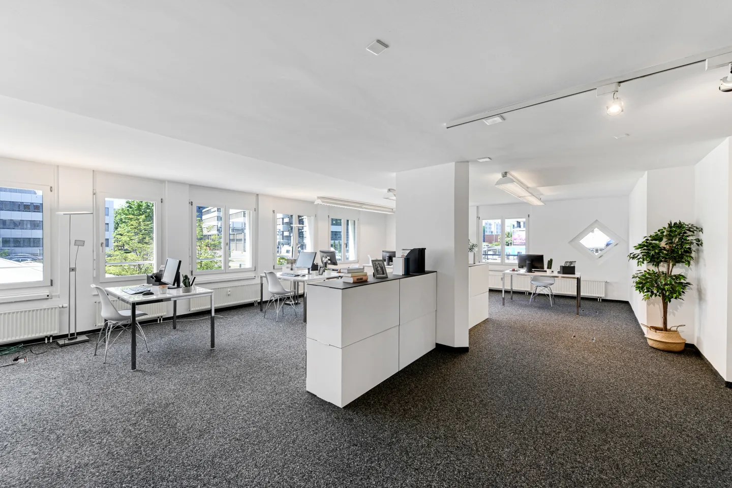 Attractive office space in a central location - Photo 2 of 12