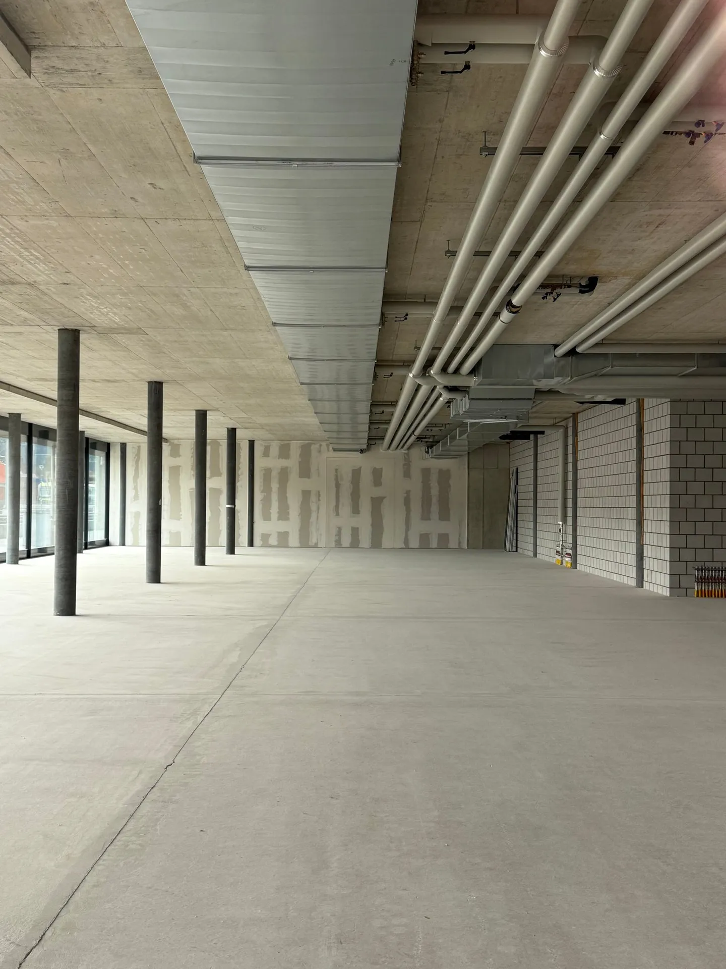Espace de stockage flexible à la gare de Konolfingen – 500m² pour une utilisation temporaire - Photo 1 sur 4