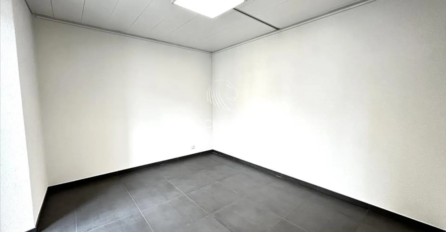 Office 3 rooms - Photo 5 of 10