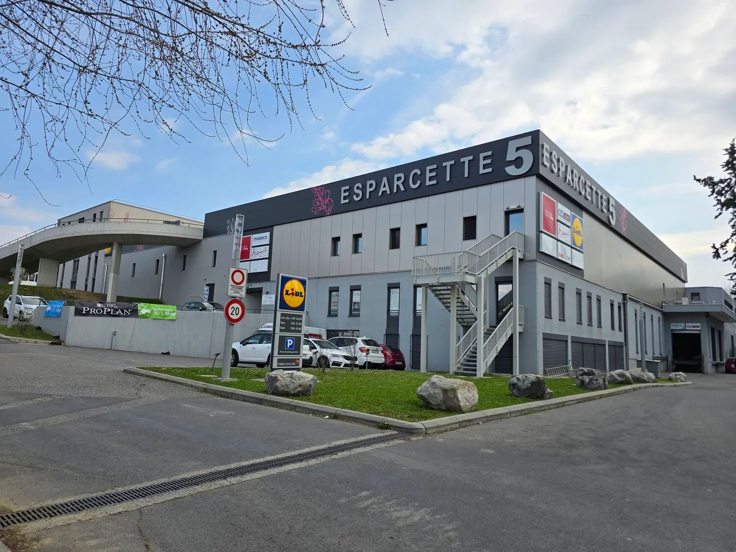 Well-located lightweight studio of approx. 82m² in Crissier - Photo 2 of 5