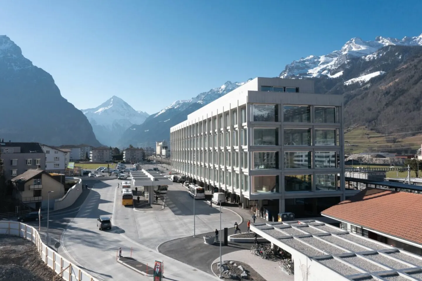Spazio commerciale unico e all'avanguardia direttamente alla stazione di Altdorf - disponibile anche come area parziale! - Foto 1 di 9