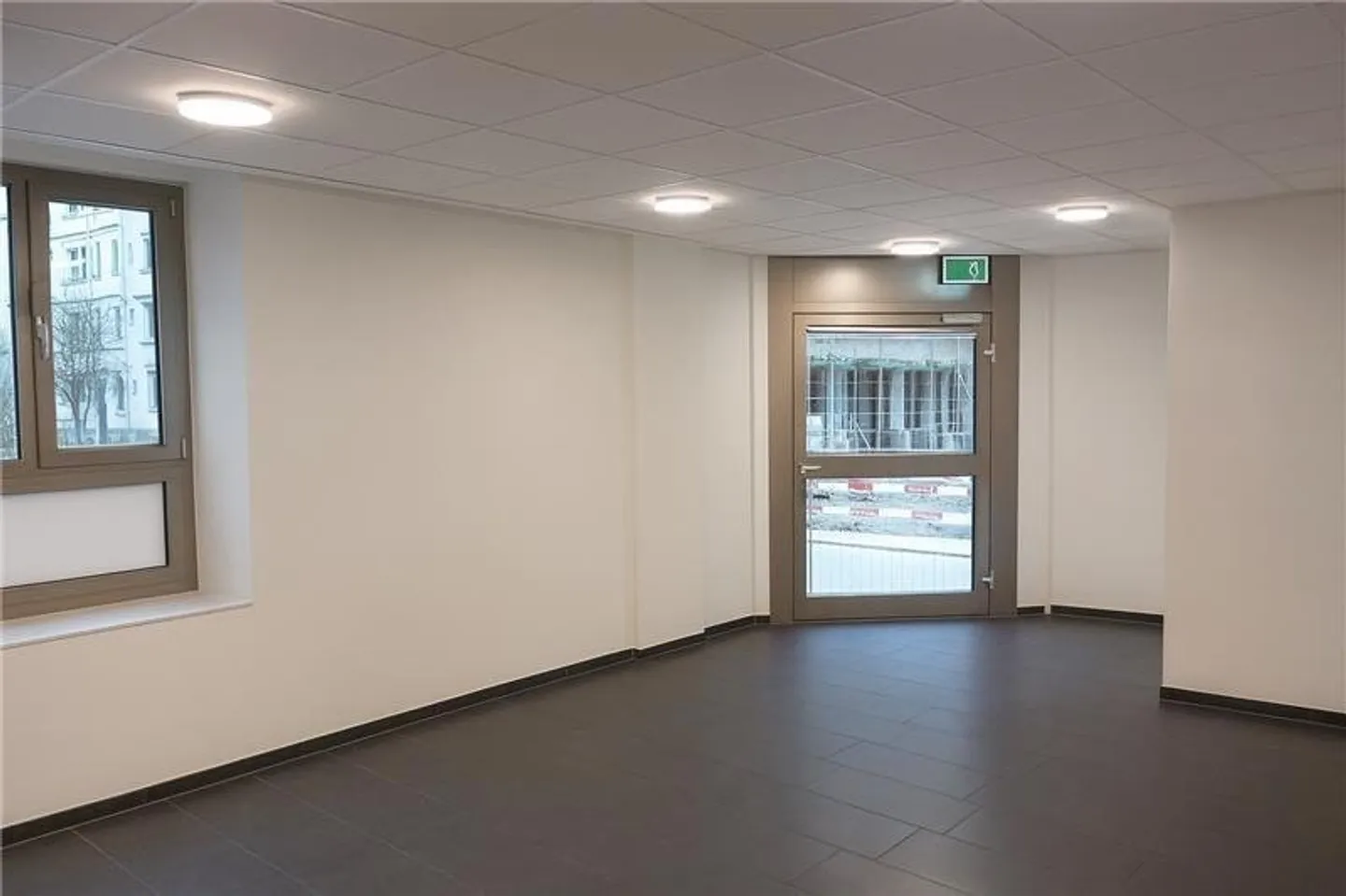 Espace commercial moderne avec accessibilité optimale et proximité du lac - Photo 5 sur 7