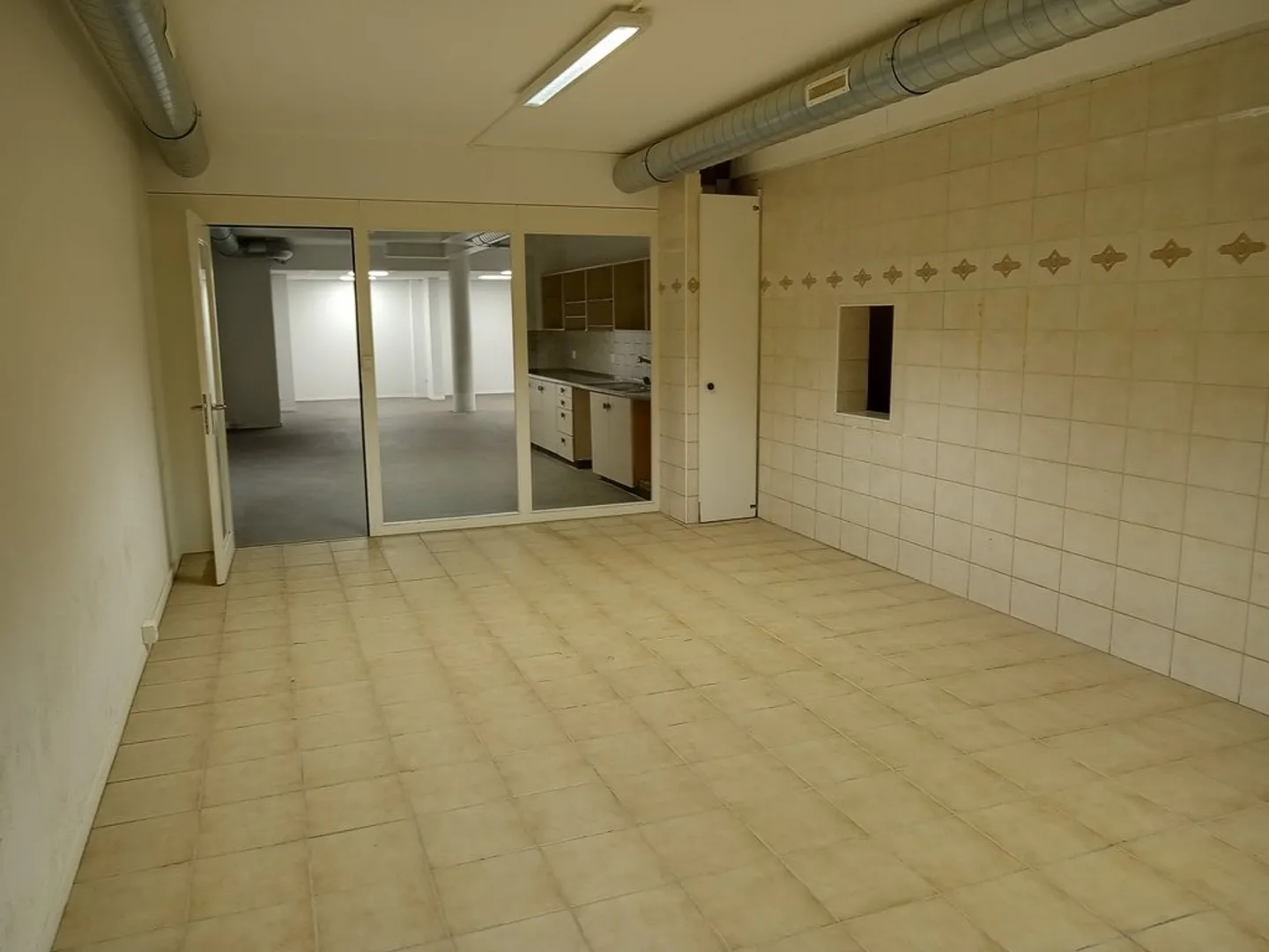 Commercial space of approximately 245 m2 for immediate rent - Photo 9 of 12