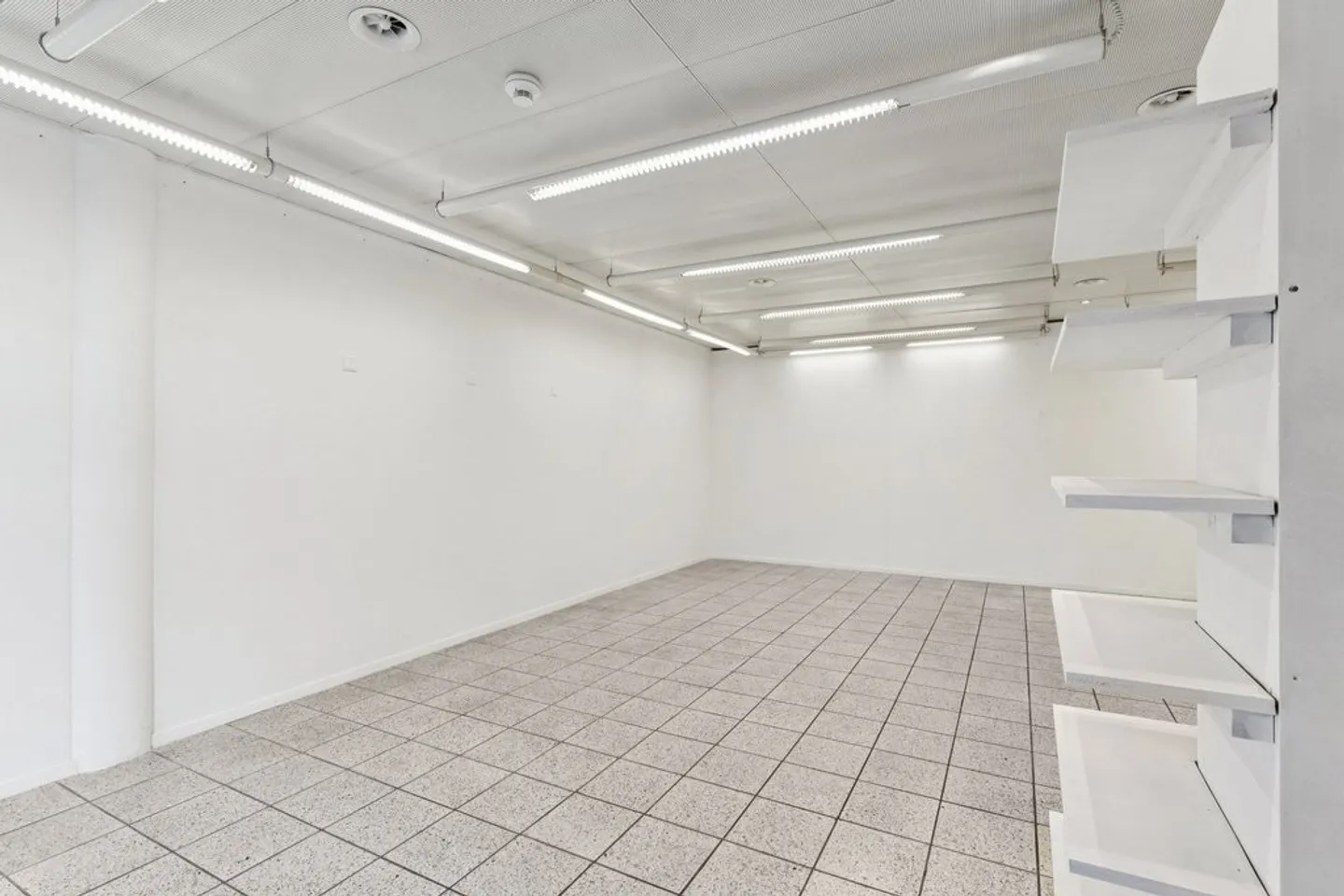 Arcade in downtown Sierre for rent immediately or by agreement - Photo 5 of 10