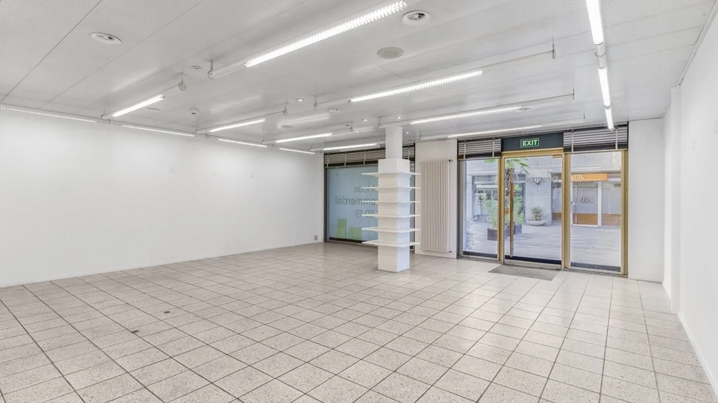 Arcade in downtown Sierre for rent immediately or by agreement - Photo 6 of 10
