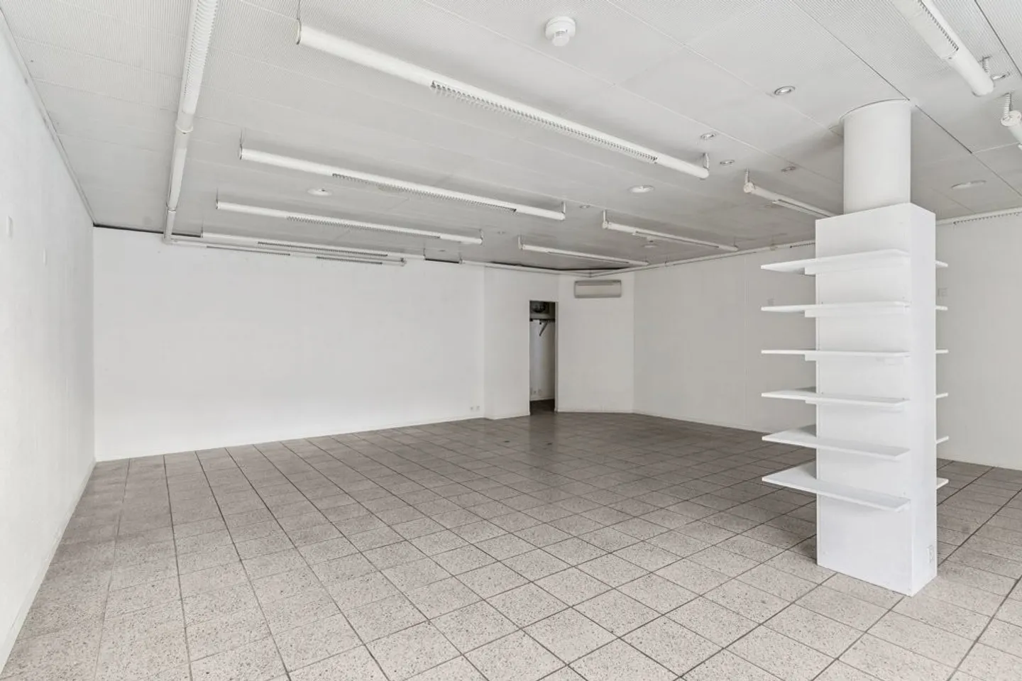Arcade in downtown Sierre for rent immediately or by agreement - Photo 7 of 10