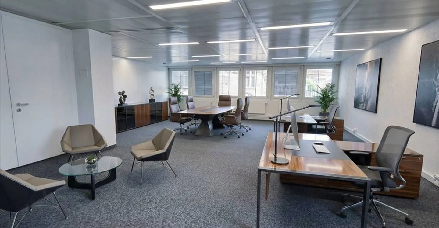 Bureau Commercial Spacieux - Photo 2 sur 4