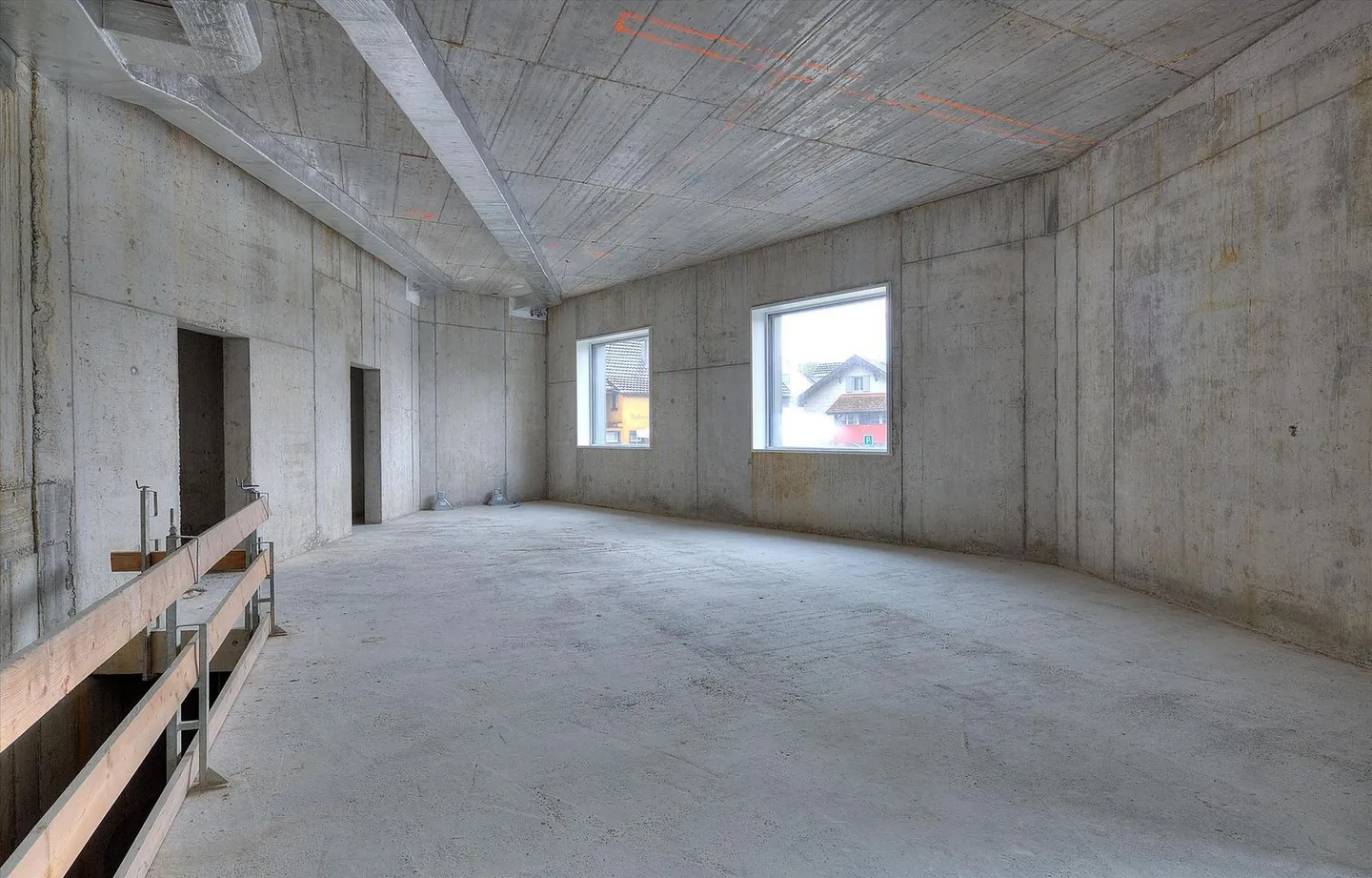 Commercial space on the ground floor for services, sales, or office! - Photo 4 of 7