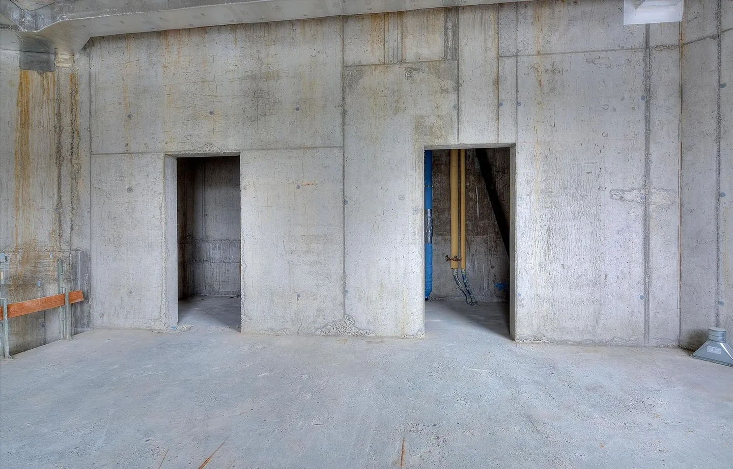 Commercial space on the ground floor for services, sales, or office! - Photo 6 of 7