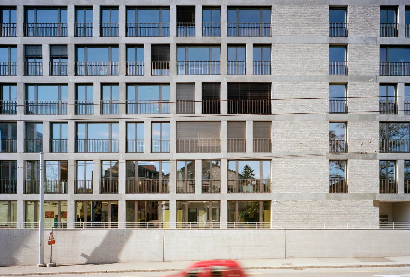 Top modern office and commercial spaces directly at the main train station - Photo 13 of 13