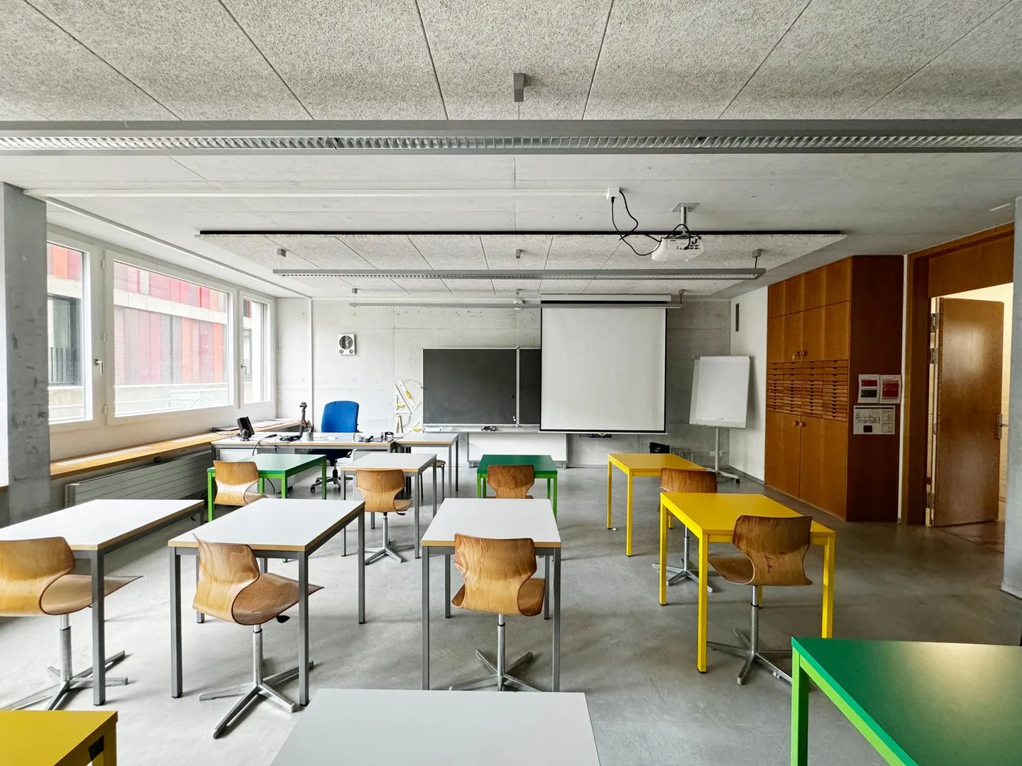 Top modern office and commercial spaces directly at the main train station - Photo 7 of 13