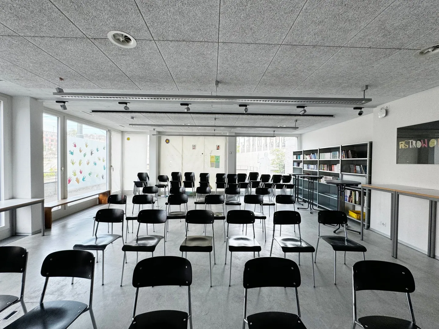 Top modern office and commercial spaces directly at the main train station - Photo 11 of 13