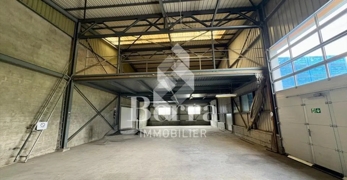 Halle de Stockage Spacieuse - Photo 6 sur 10
