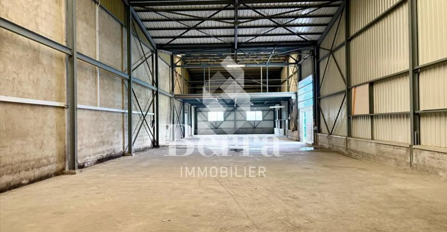 Halle de Stockage Spacieuse - Photo 2 sur 10
