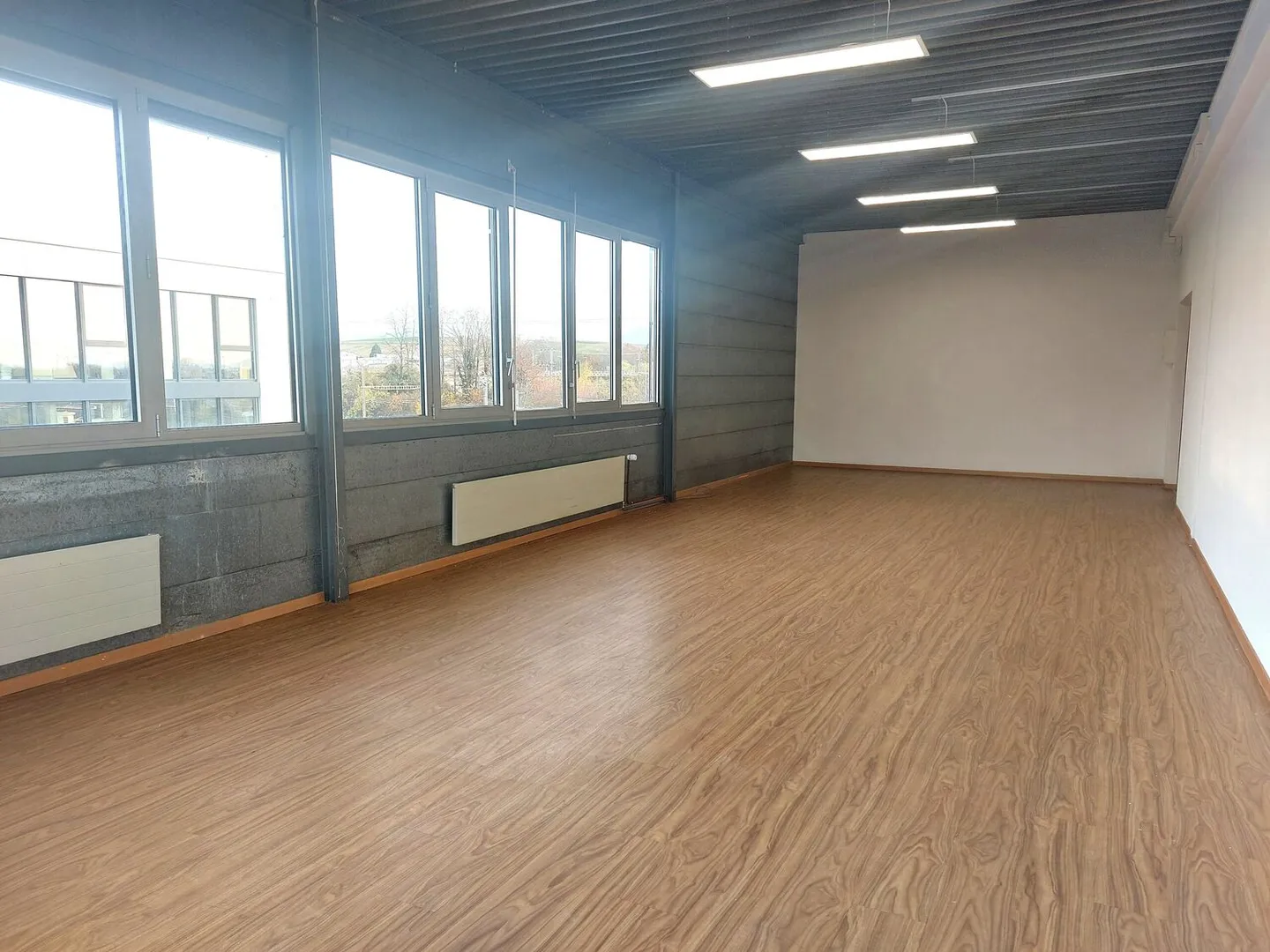 61 m2 Office – Unloading Area with Platform – Flexible Rental Conditions - Photo 4 of 4