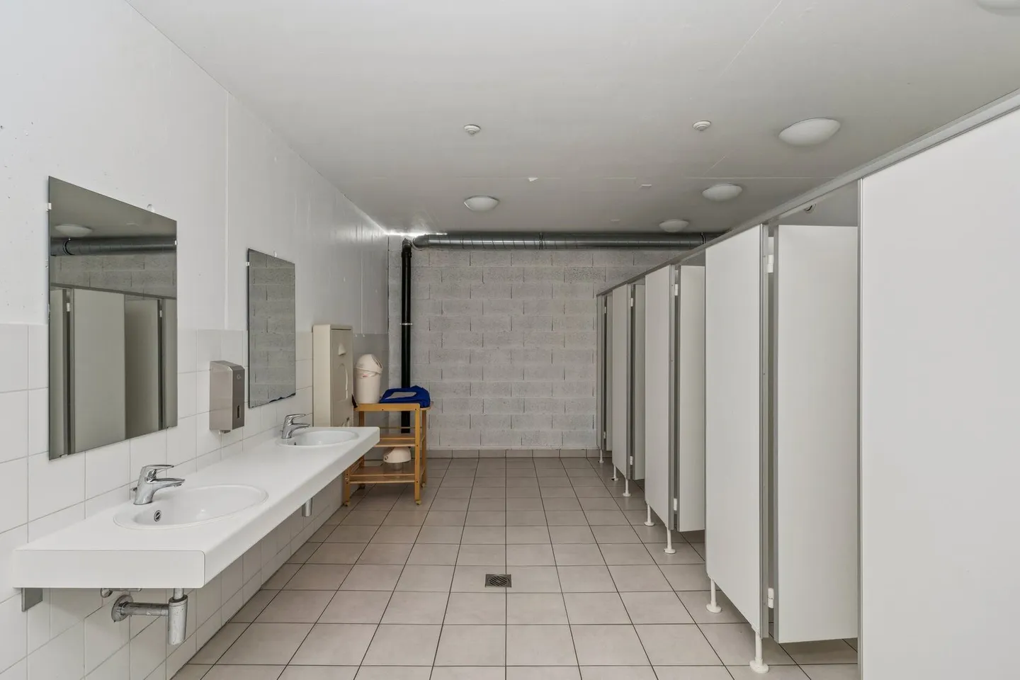 Ground area 1867 m2 – Height 4m – Modular – Close to shopping facilities - Photo 10 of 12