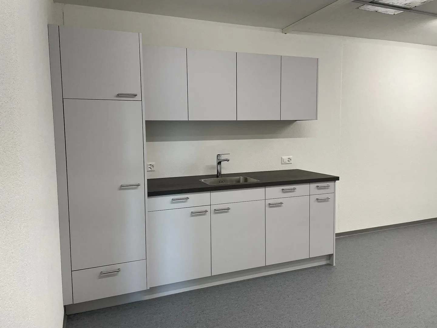 Office with 108m2 in the Rümlang airport area for rent immediately - Photo 5 of 6