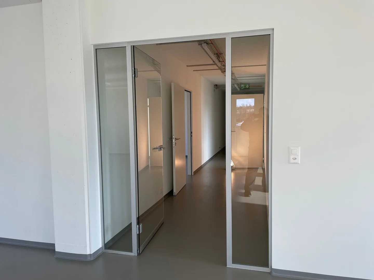 Spazio ufficio e commerciale di 85m2 nella zona aeroportuale di Rümlang in affitto immediatamente - Foto 4 di 6