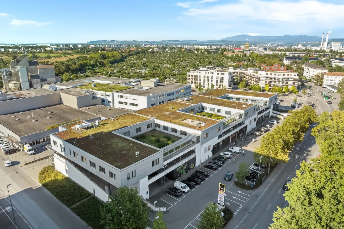 Lavorare con vista: Ufficio con grande terrazza e posti auto - Foto 1 di 9