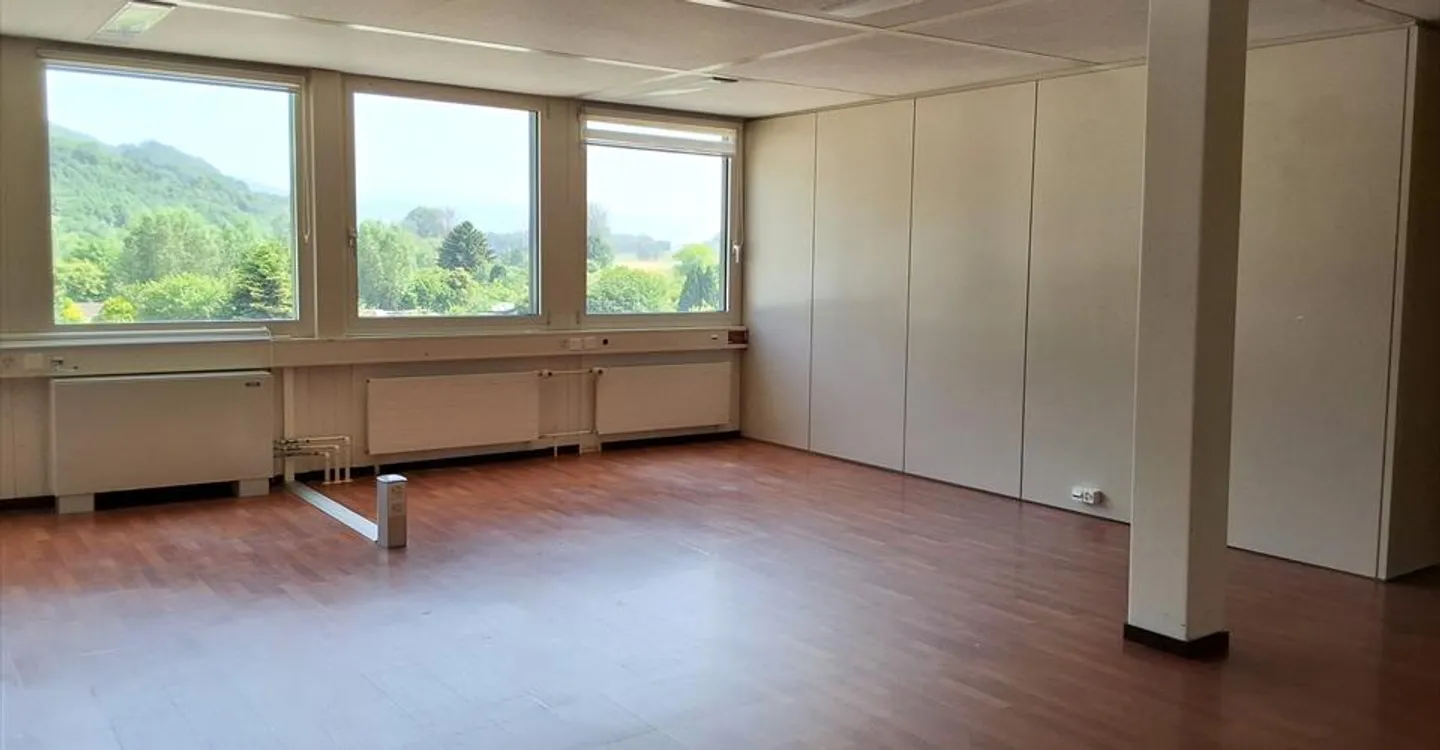 Bureau spacieux à louer - Photo 2 sur 13