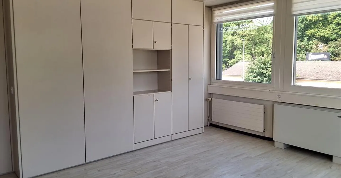 Bureau spacieux à louer - Photo 5 sur 13