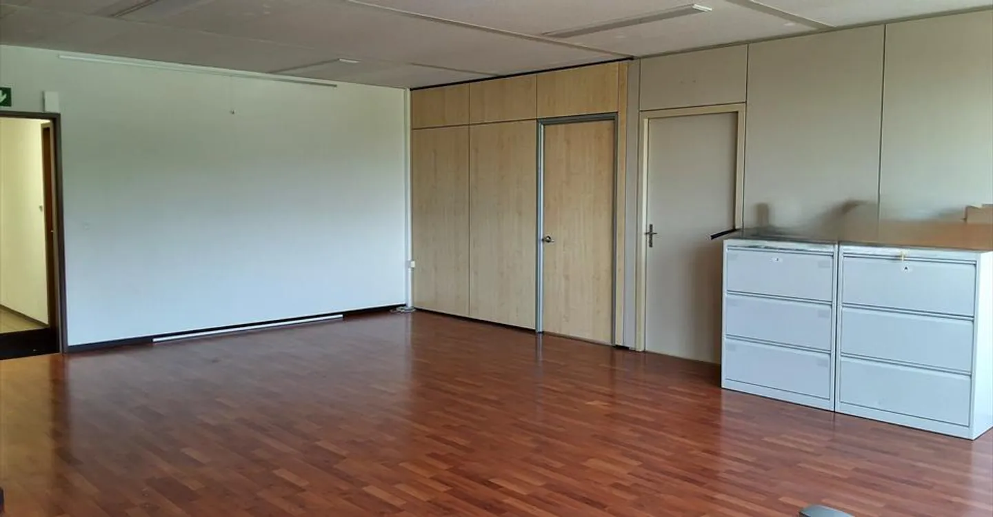 Bureau spacieux à louer - Photo 3 sur 13