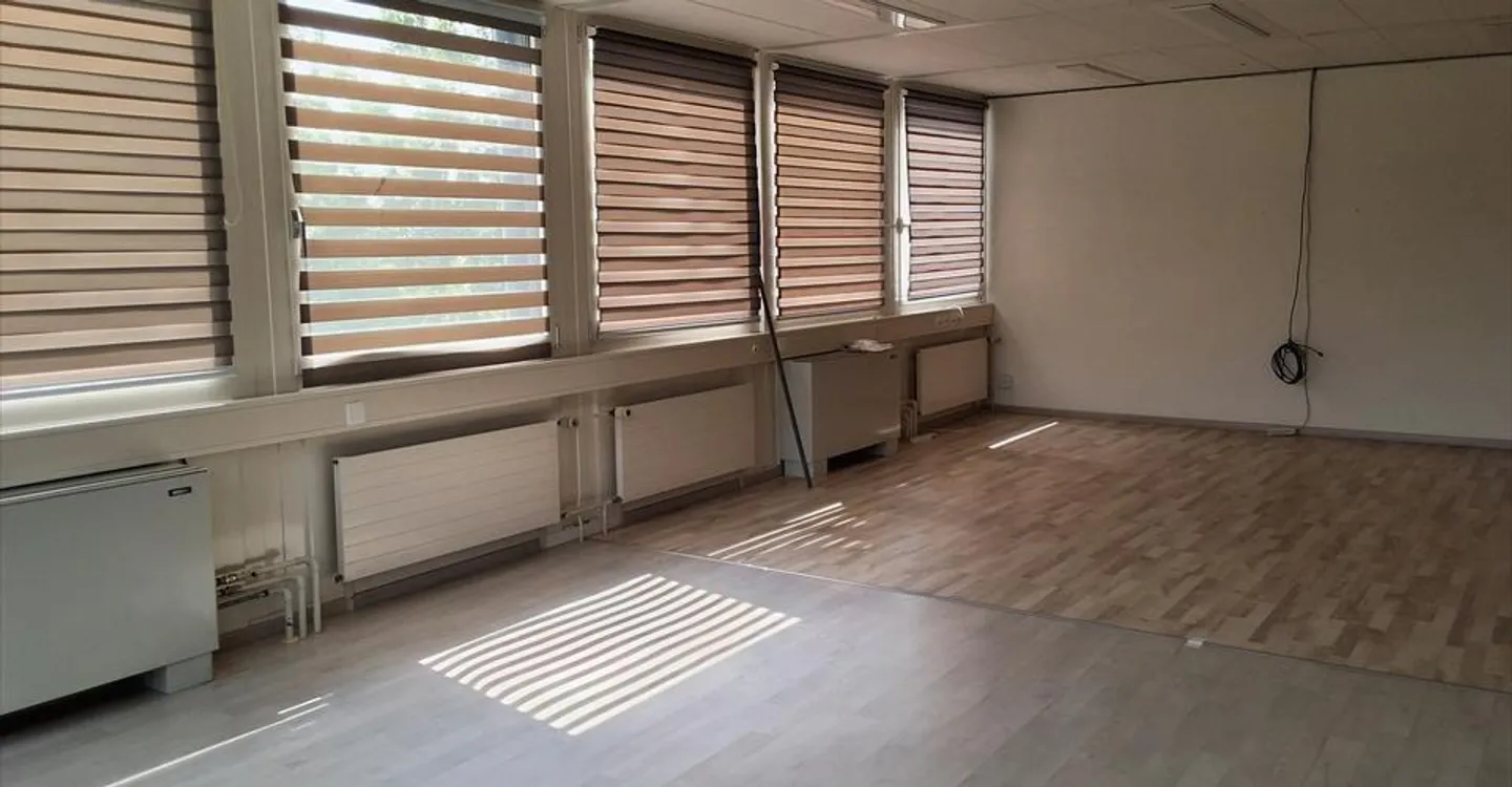 Bureau spacieux à louer - Photo 10 sur 13