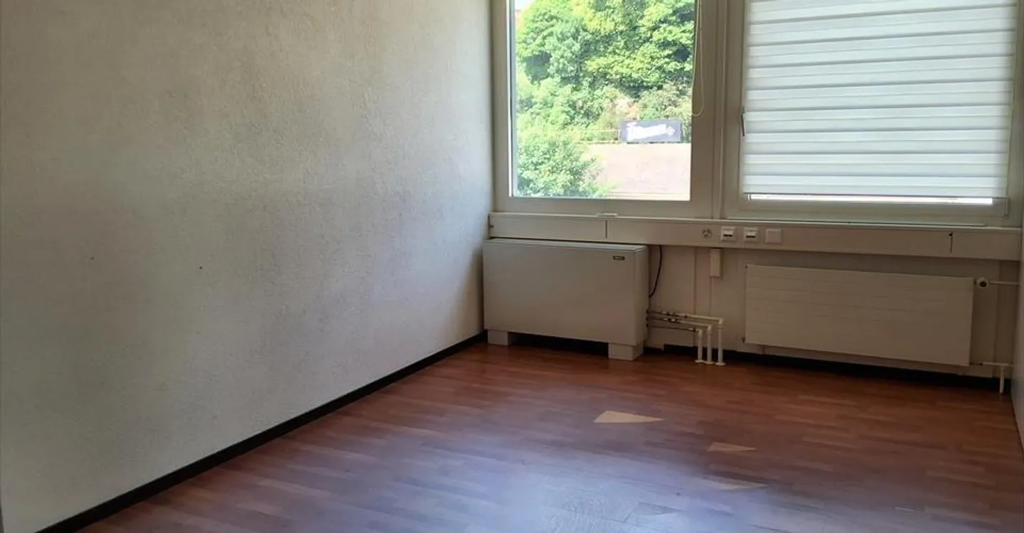 Bureau spacieux à louer - Photo 4 sur 13