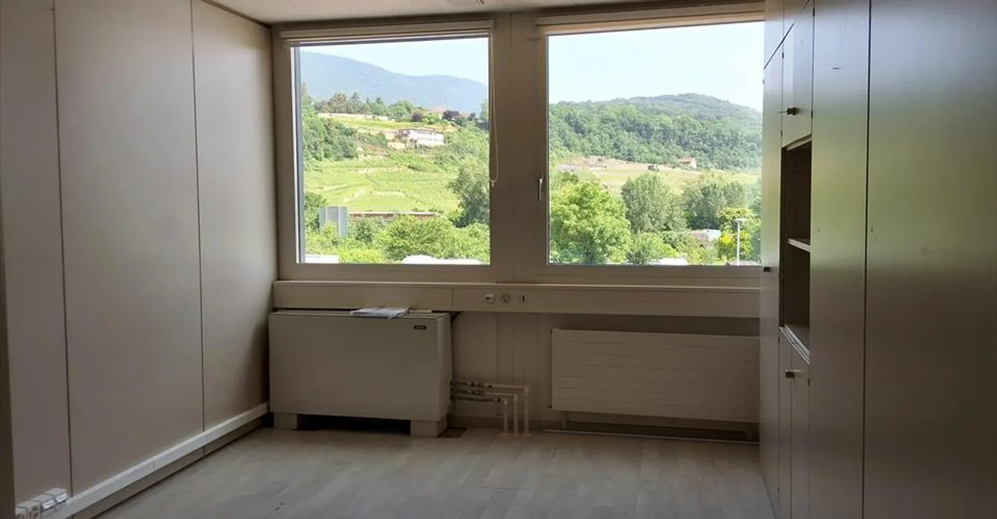 Bureau spacieux à louer - Photo 8 sur 13