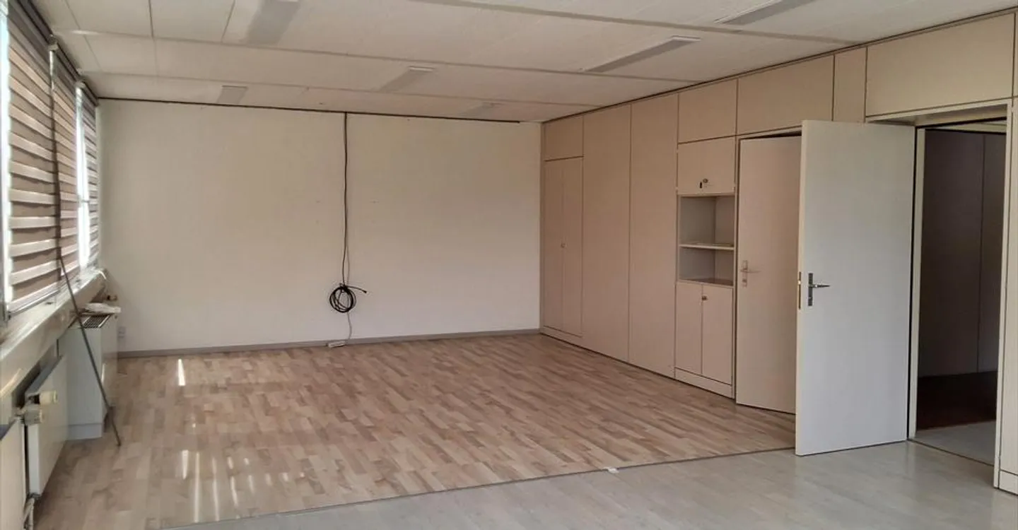 Bureau spacieux à louer - Photo 9 sur 13